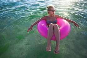 妇女放松在漂浮图片