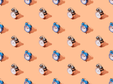 桃源背景上帶有鬧鐘的無縫圖案