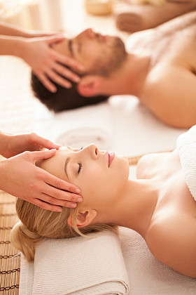 对新人享受着头部按摩