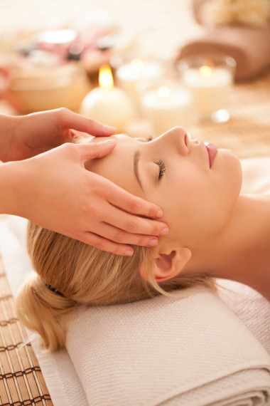 女人享受頭部按摩照片