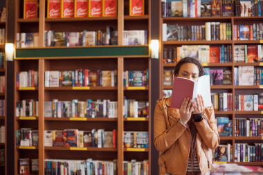 在書店里看書的女人