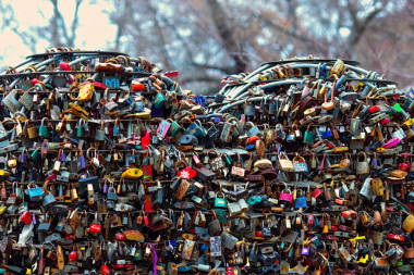 情人的巖石。它們固定在金屬心臟上