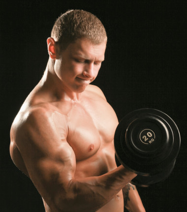 健康肌肉的年輕人