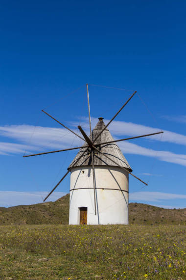 西班牙傳統(tǒng)的舊風(fēng)車，阿爾梅利亞省的Pozo de los Frailes，藍(lán)天下的風(fēng)車，傳統(tǒng)的白色風(fēng)車