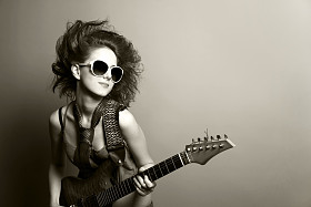 吉他的时尚女孩图片