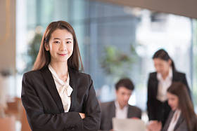 亚洲成功的女商人的画像，背景的同事