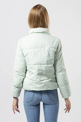 穿着淡季短裤的女孩，穿着白色背景的橄榄色夹克