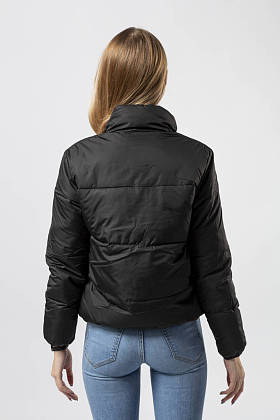 穿着半季短运动衫的女孩穿着黑色夹克，背景是白色的