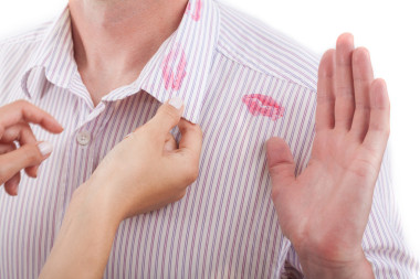 衣領(lǐng)上的口紅