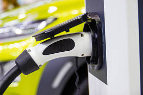 为汽车充电电池新汽车创新电源插入电动汽车充电, 能源创新的概念