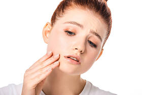 有问题皮肤的悲哀的少女，被白色隔离 