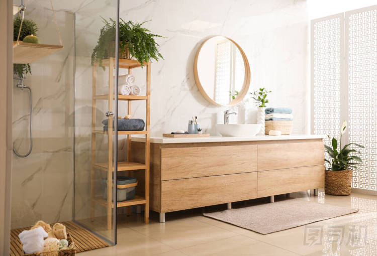 時尚的浴室內部與臺面，鏡子和淋浴間。設計理念