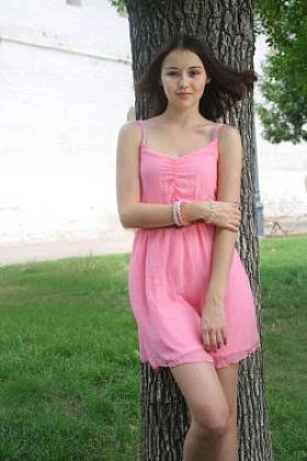 年轻漂亮的女人，在公园