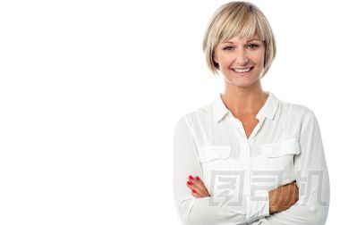 微笑中間歲女士，雙臂交叉.圖片