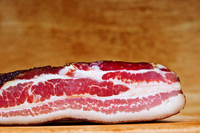 烟熏的培根图片