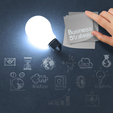 粘滞便笺上灯泡 3d 及商业策略皱巴巴的纸