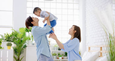 幸福的家庭與孩子男孩玩和親吻在家