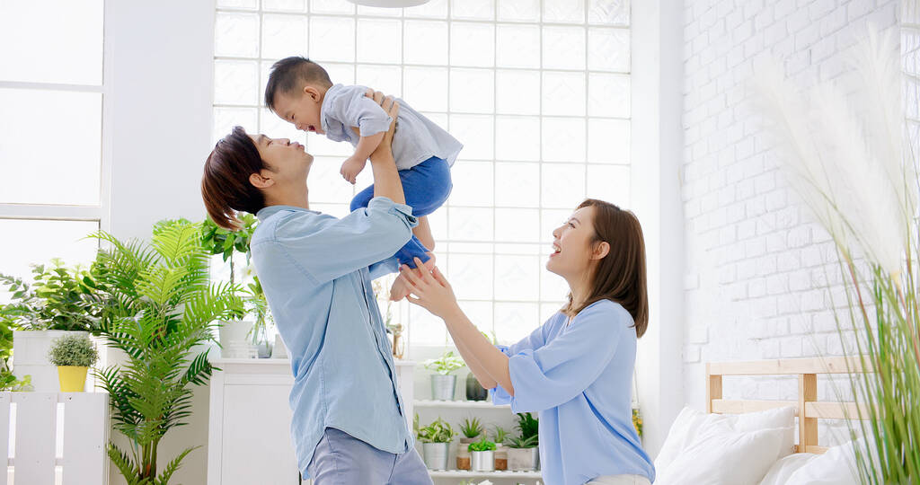 幸福的家庭与孩子男孩玩和亲吻在家