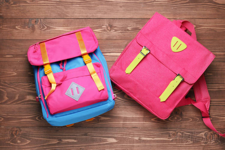 木制背景的學(xué)校背包