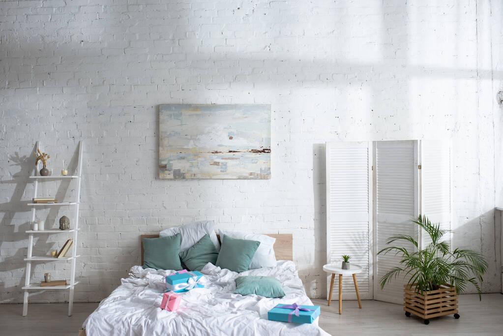 在明亮宽敞的房间里放上枕头和礼物  在明亮宽敞的房间里放上枕头和礼物