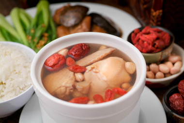 雞和中藥湯，中餐樣式