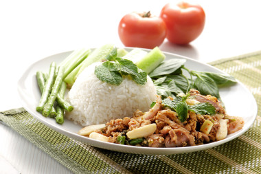 雞用大米和蔬菜的背景照片