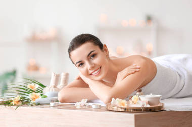 美麗的年輕女子在溫泉沙龍放松