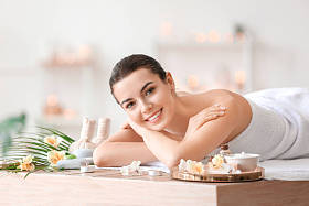 美丽的年轻女子在温泉沙龙放松