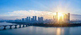 中国湖南省日出时分的长沙天际线全景与美丽的乡江