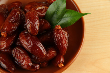 干的枣木的背景板上