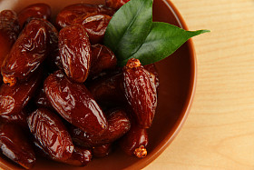 干的枣木的背景板上