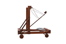 孤立在白色背景上的古代木弹弓