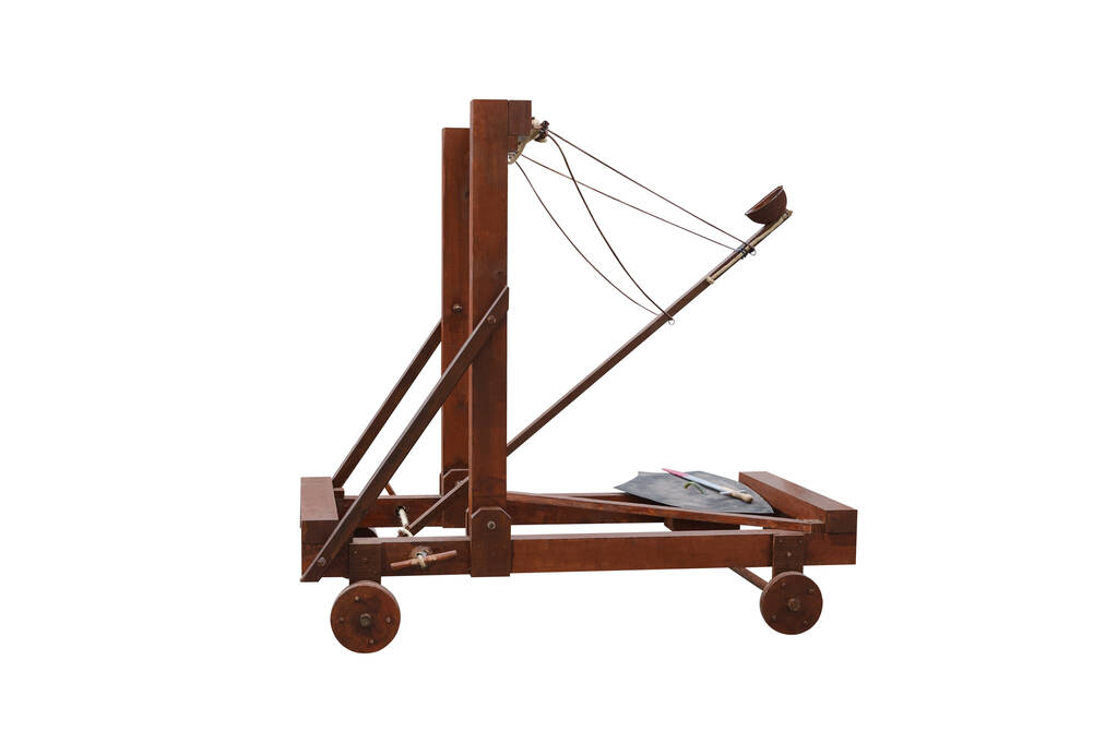 孤立在白色背景上的古代木弹弓