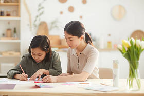 女孩们为母亲创造了一些东西