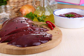 原肝上木板与香料和调味品的木制表特写