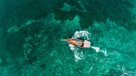 当地的菲斯曼木传统独木舟