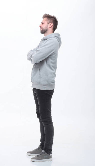 穿著時(shí)髦牛仔褲的年輕男子。在白色上隔離