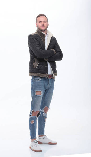 一群自信的年轻人展示了他们的成功