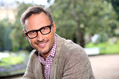 英俊的男人与眼镜