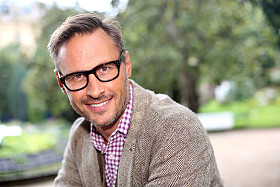 英俊的男人与眼镜