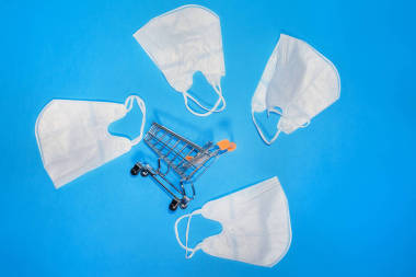 蓝色背景的医用防护屏蔽绷带从山顶往下看平躺着医学的概念