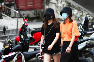 兩名中國(guó)婦女戴著紗布口罩走在街上冠狀病毒在C