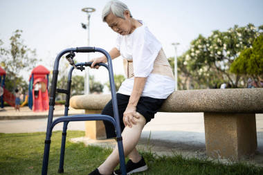 疲憊的亞洲老年婦女有腿、膝痛、摸膝蓋痛、老年女性有急性膝關節(jié)痛、骨頭問題、身體受傷、精疲力竭的老年人有痛風、關節(jié)炎、風濕病