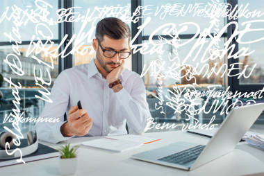 網(wǎng)上使用筆記本電腦的眼鏡專業(yè)翻譯人員，歡迎翻譯圖解