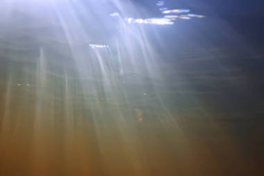 轻盈的水下淡水湖,抽象的背景,自然景观,阳光