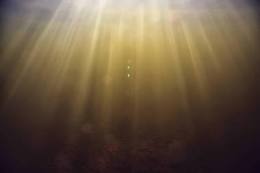 輕盈的水下淡水湖,抽象的背景,自然景觀,陽光