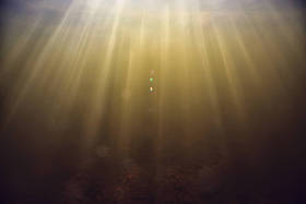 轻盈的水下淡水湖,抽象的背景,自然景观,阳光