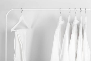 白色的春天女装挂在商店的架子上