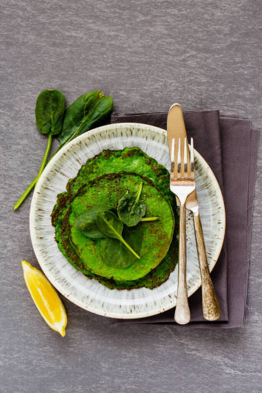 土制菠菜薄餅，盤中灰色背景平鋪