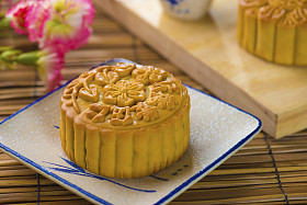 中国中期秋天节日食品月饼图片